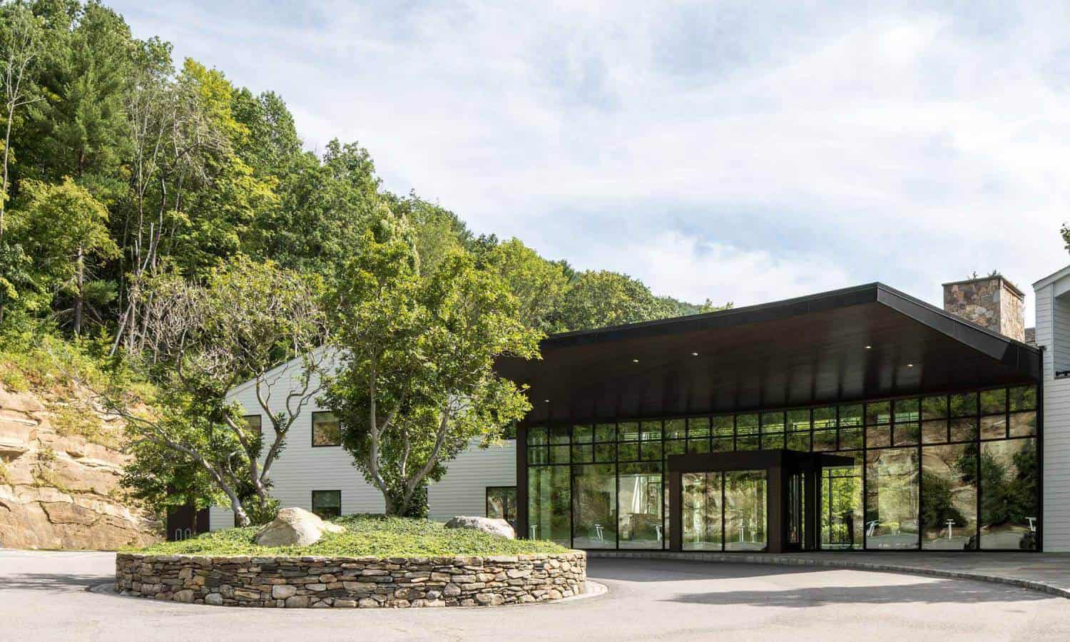 Main entrance and lush green trees at Mountainside addiction treatment center in Cannan, CT.