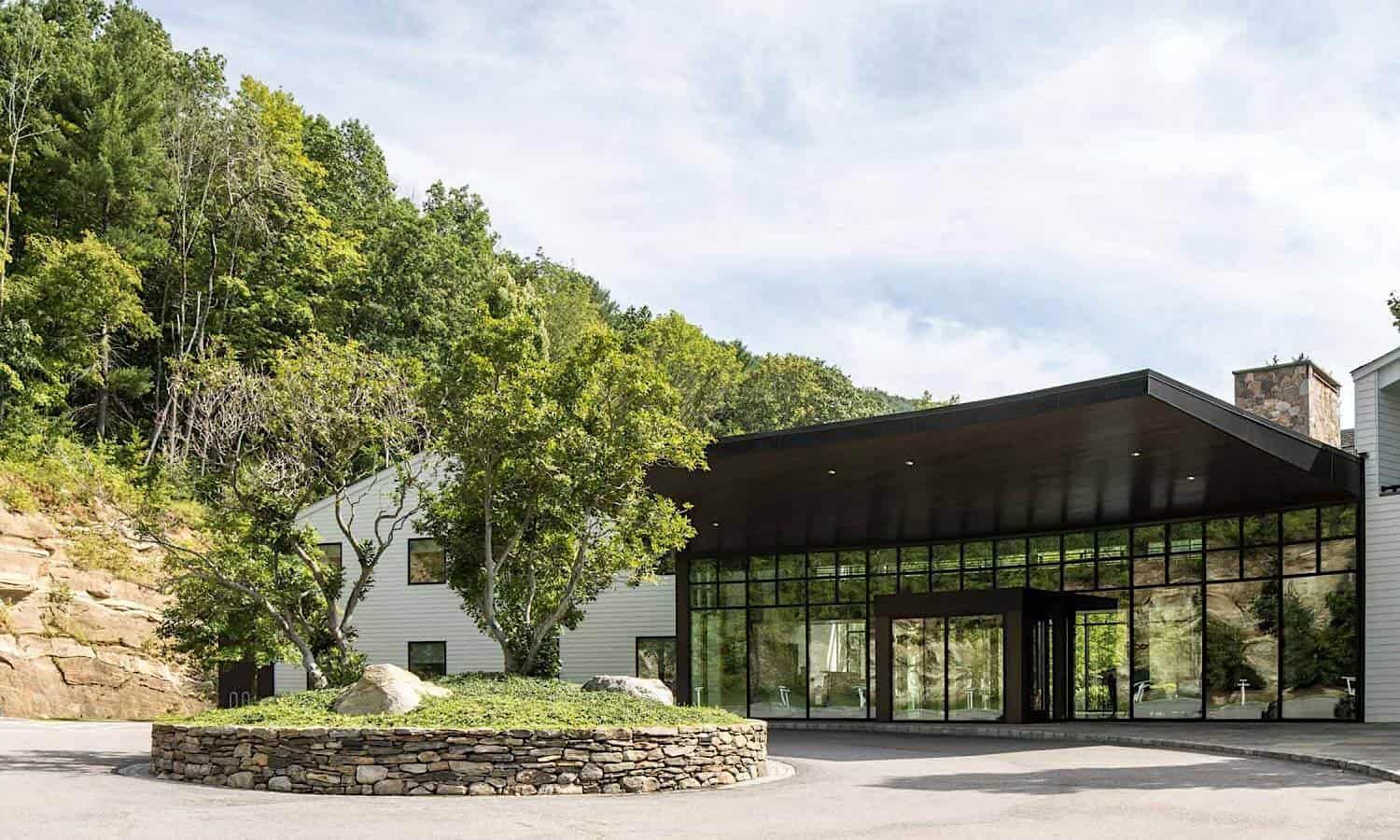 External outside shot of Mountainside Canaan main office